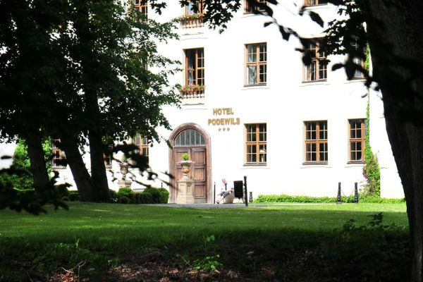 Schlosshotel Podewils (Polanów)